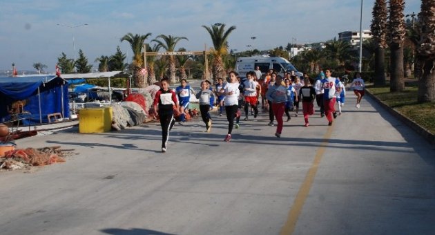 Aliağalı Öğrenciler ‘atatürk’ İçin Koştu