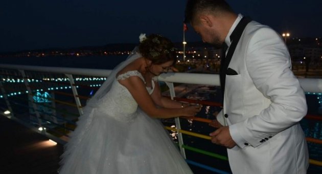 Aliağalılar Aşklarına Kilit Vuruyor