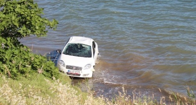 Alkollü Kadının Kullandığı Otomobil 30 Metreden Denize Uçtu