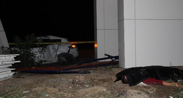 Alkollü Sürücü Otobüs Durağına Daldı, 1 Ölü 3 Yaralı