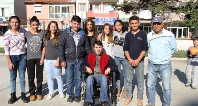 Altınova’da Engelli Gencin Akülü Sandalye Sevinci