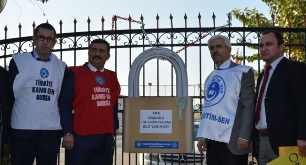 Anadolu Lisesinin Kapısına Kilit Vurdular