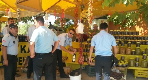 Anayol Üzerindeki Karadut Satıcılarına Zabıta Operasyonu