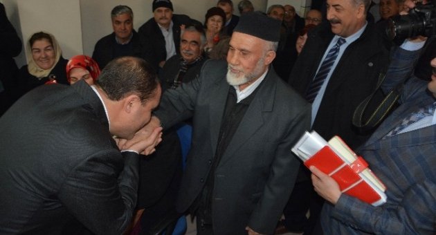 Anne Ve Babasının Elini Öpüp Adaylığını Açıkladı