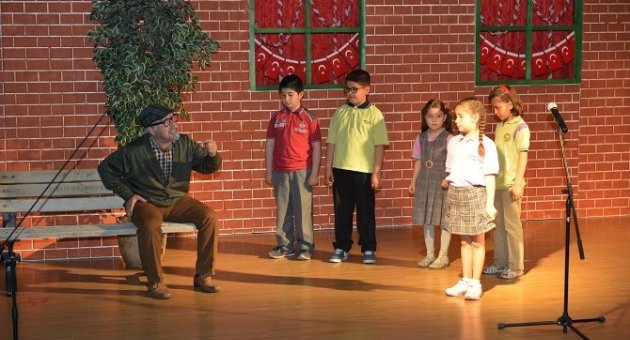 Anneler Günü’nde Çocuklara Tiyatro Oyunu