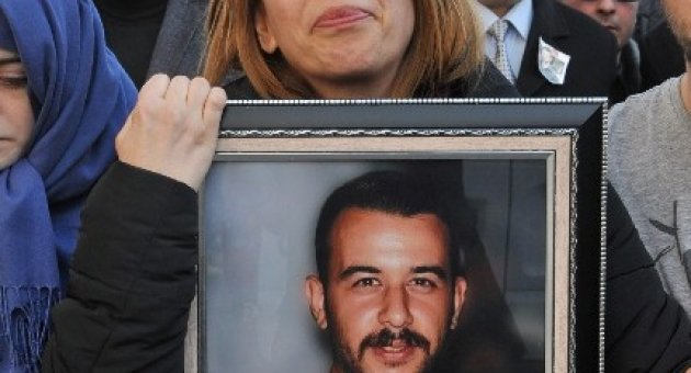 Annesi, Oğlunun Fotoğrafını Elinden Düşürmedi