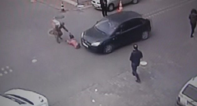 Annesinin Elinden Kurtulan Çocuk Aracın Altında Böyle Kaldı