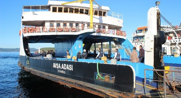 Çanakkale'de Arabalı Vapur İskeleye Çarptı: 13 Yaralı