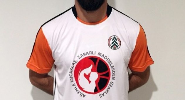 Arda Turan’dan "ailenle Kucaklaş, Zararlı Maddelerden Uzaklaş" Projesine Destek
