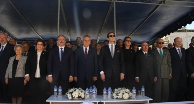 Arınç’tan Açılışını Yaptığı Okulun Öğrencilerine Yüksek Maaşlı İş Sözü