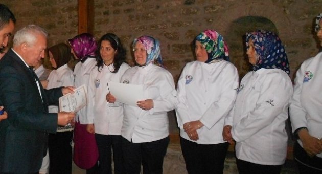 Aşçı Yardımcıları Kurs Bitirme Belgelerini Teslim Aldı