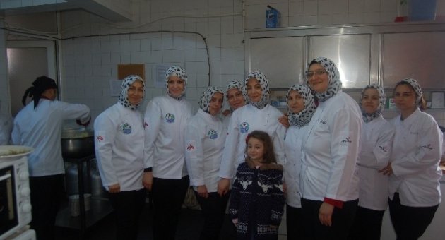 Aşçılık Kursunda Pişen Yemekler İhtiyaç Sahibi Ailelere Veriliyor