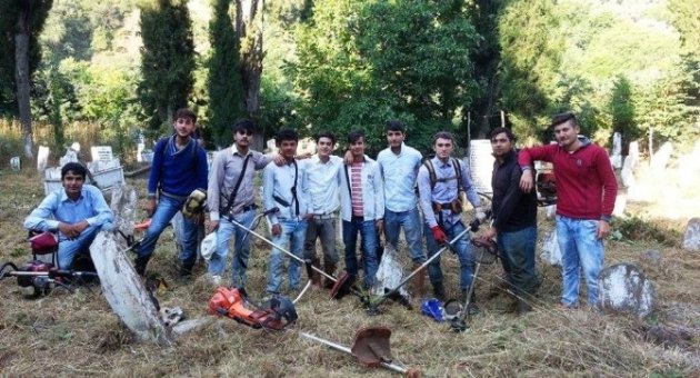 Askere Gidecek Gençlerin Mezarlık Temizleme Geleneği