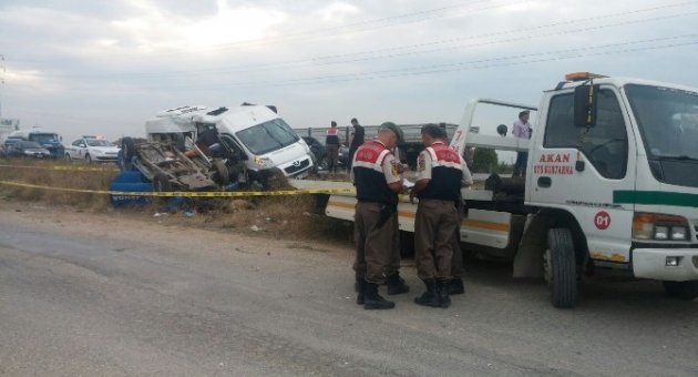 Askeri Araç İşçi Servisiyle Çarpıştı: 2’si Asker 12 Yaralı