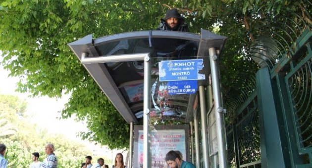 Aşkından 7 Yıldır Otobüs Durağının Tepesinde Yaşıyor
