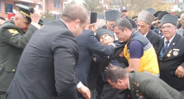 Atatürk Hayranı Gazi, İstiklal Marşı Okunurken Yere Yığıldı