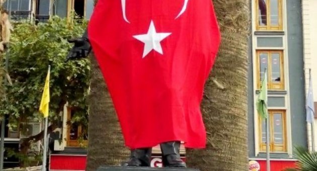 Atatürk Heykelini Türk Bayrağıyla Sardılar
