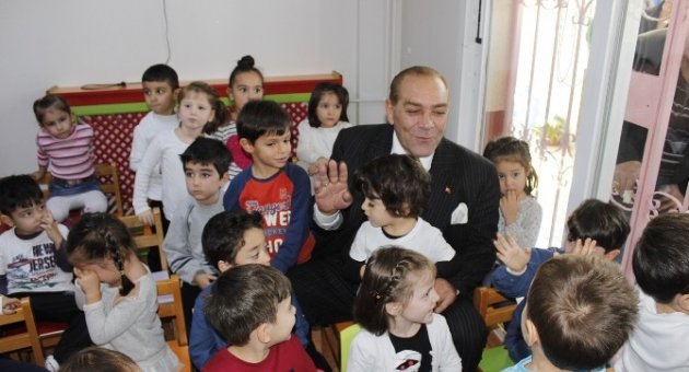 Atatürk’e Benzeyen Göksel Kaya’ya Miniklerden Yoğun İlgi