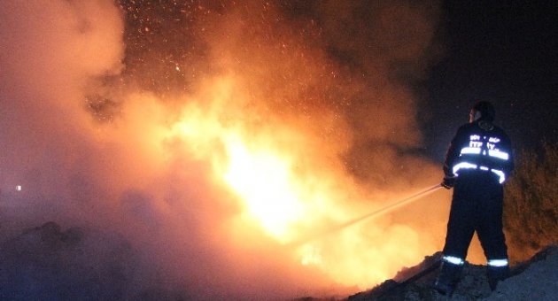 Atıklar Yakılıyor, Zabıta Ve Çevre Müdürlüğü Seyrediyor