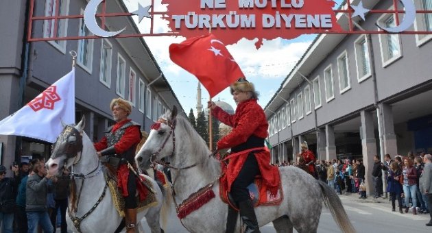 Atlı Savaşçılar Balıkesir Sokaklarında