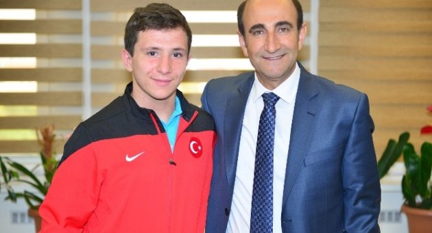 Avrupa Halterine ‘yıldırım’ Damgası