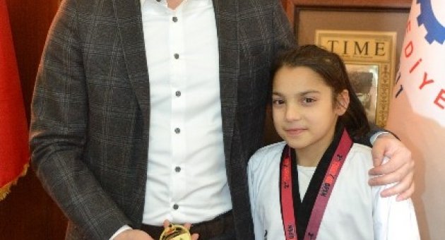 Avrupa Üçüncüsü Kübra’ya Çerkezköy Belediye Başkanı Akay’dan Hediye