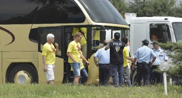 Avrupa’dan Gelen Göztepeli Taraftarlara ’polis’ Şakası