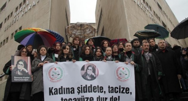 Avukatlar Yağmur Altında Özgecan İçin Eylem Yaptı