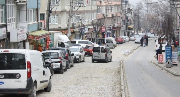 Aylardır Bitmeyen Yol Esnafı İsyan Ettirdi