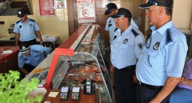 Ayvalık Belediye Zabıtası Kasaplarda Sucuk, Köfte Denetimi Yaptı
