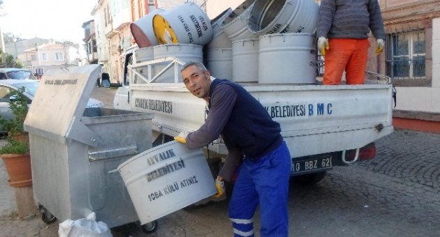 Ayvalık Belediyesi Cadde Ve Sokaklara Soba Külü Kovaları Koyuyor