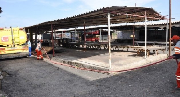 Ayvalık Belediyesi Her Hafta Pazaryerlerini Yıkıyor