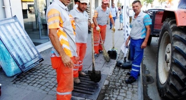 Ayvalık Belediyesi Mazgalları Temizledi