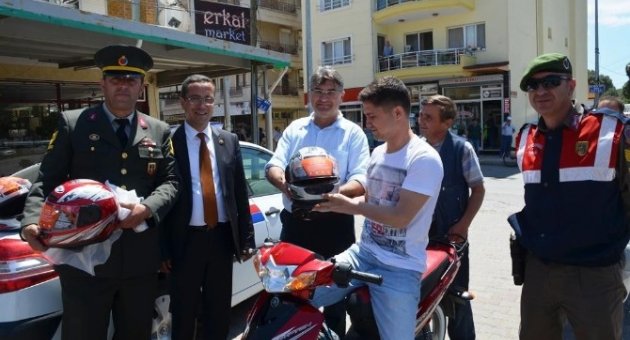 Ayvalık Belediyesi Motosiklet Sürücülerine Kask Dağıttı