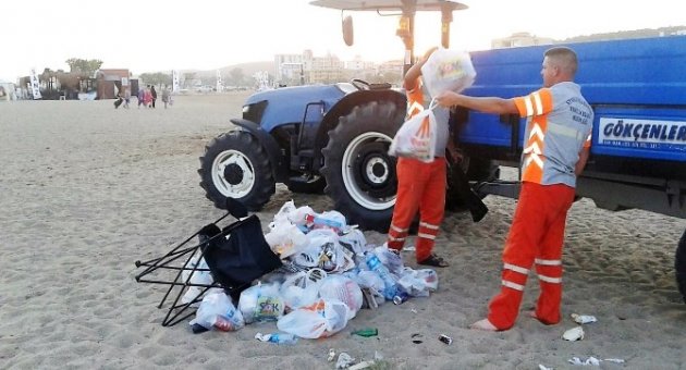Ayvalık Belediyesi Sahilleri Temizliyor