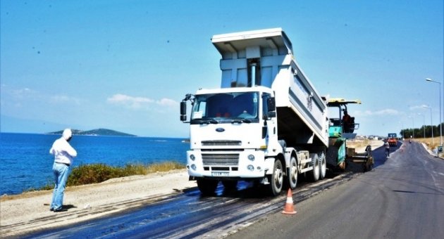 Ayvalık Belediyesi Sıcak Asfalt Çalışmalarını Aralıksız Sürdürüyor.