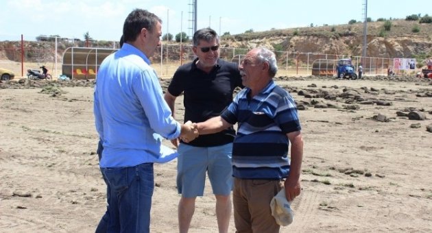 Ayvalık Belediyesi Tafil Türkan Stadının Zeminini Yeniliyor