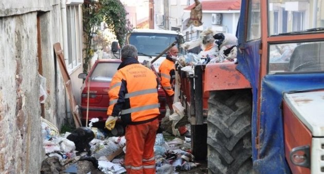 Ayvalık Belediyesi Temizlik Ekipleri Çöp Evi Boşalttı