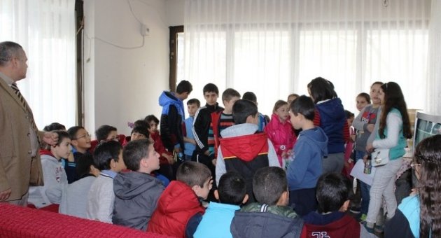 Ayvalık Belediyesi Yaşlı Bakımevine Öğrencilerden Anlamlı Ziyaret
