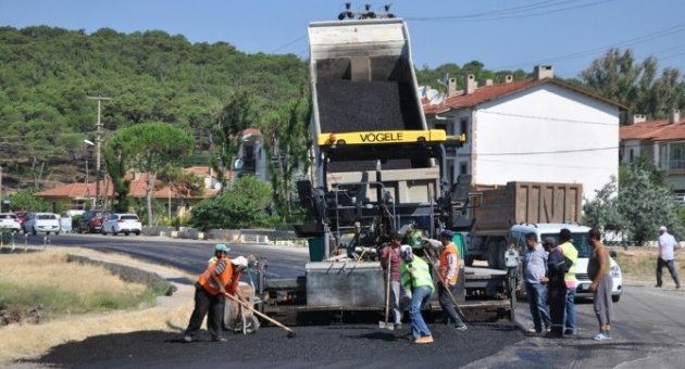 Ayvalık Belediyesi Yollara Sıcak Asfalt Yapıyor