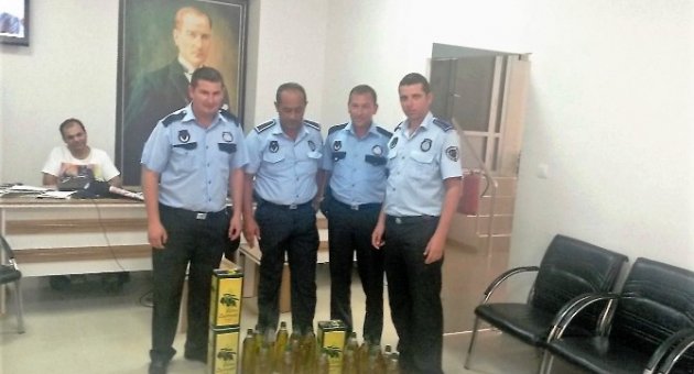 Ayvalık Belediyesi Zabıtasından Markasız Zeytinyağı Operasyonu
