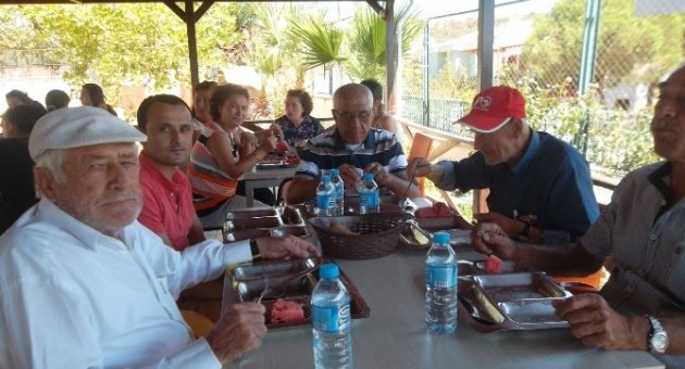Ayvalıklı Şefkatli Eller Yaşlıların Yüzünü Güldürdü