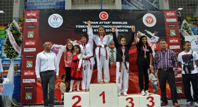 Ayvalıklı Tekvandocu Lara İnce’nin Büyük Başarısı