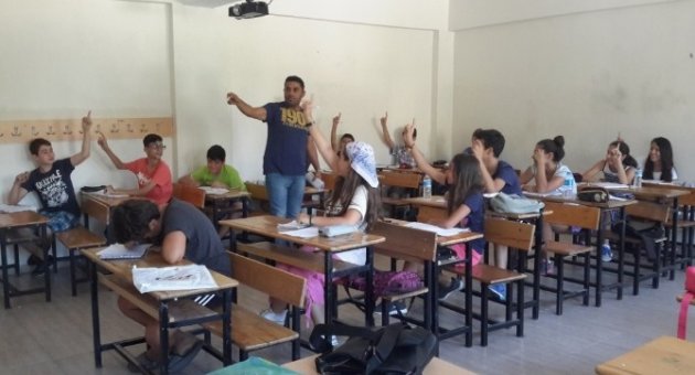 Ayvalık’ta 15 Eylül Ortaokulu Öğrencilerini Yaz Kurslarıyla Destekliyor