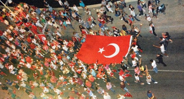 Ayvalık’ta Binlerce İnsan Fener Alayına Katıldı