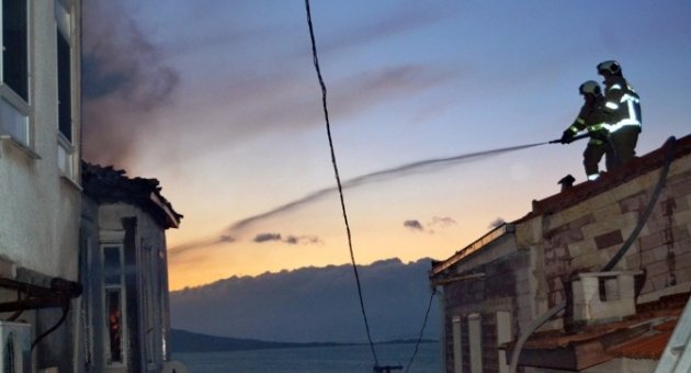 Ayvalık’ta Çıkan Yangında Tarihi Ev Kül Oldu