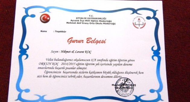 Ayvalık’ta Öğrenciler Velilerine Belge Verdi