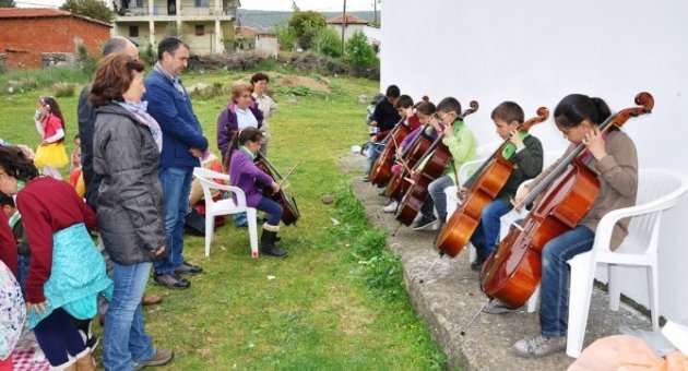 Ayvalık’ta Piknikte Çello Konseri