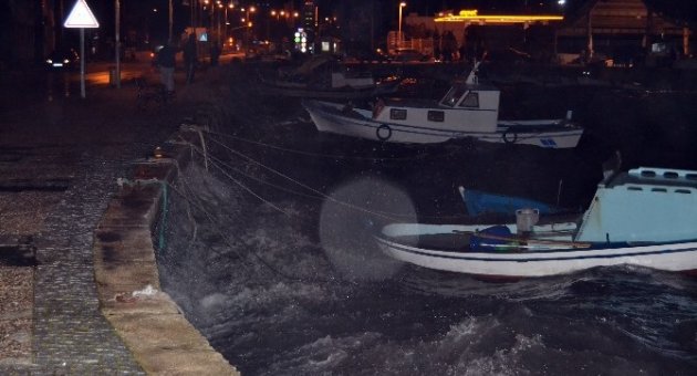 Ayvalık’ta Poyraz Balıkçı Teknelerini Batırdı
