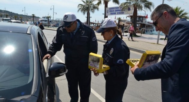 Ayvalık’ta Trafik Polisleriyle Şoförler Odasından Sürücülere Çikolatalı Uyarı